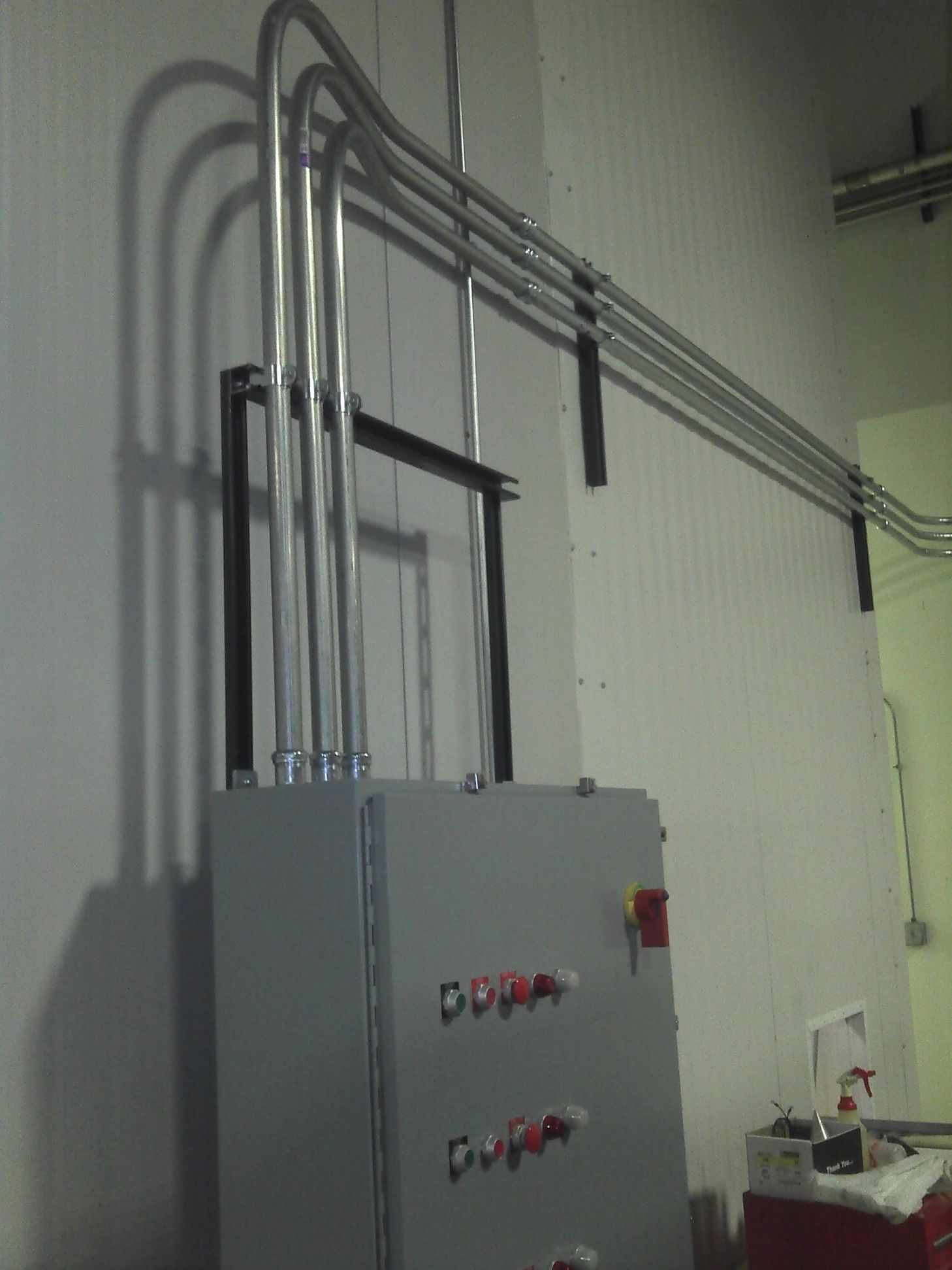 A gray box with the word dora on it