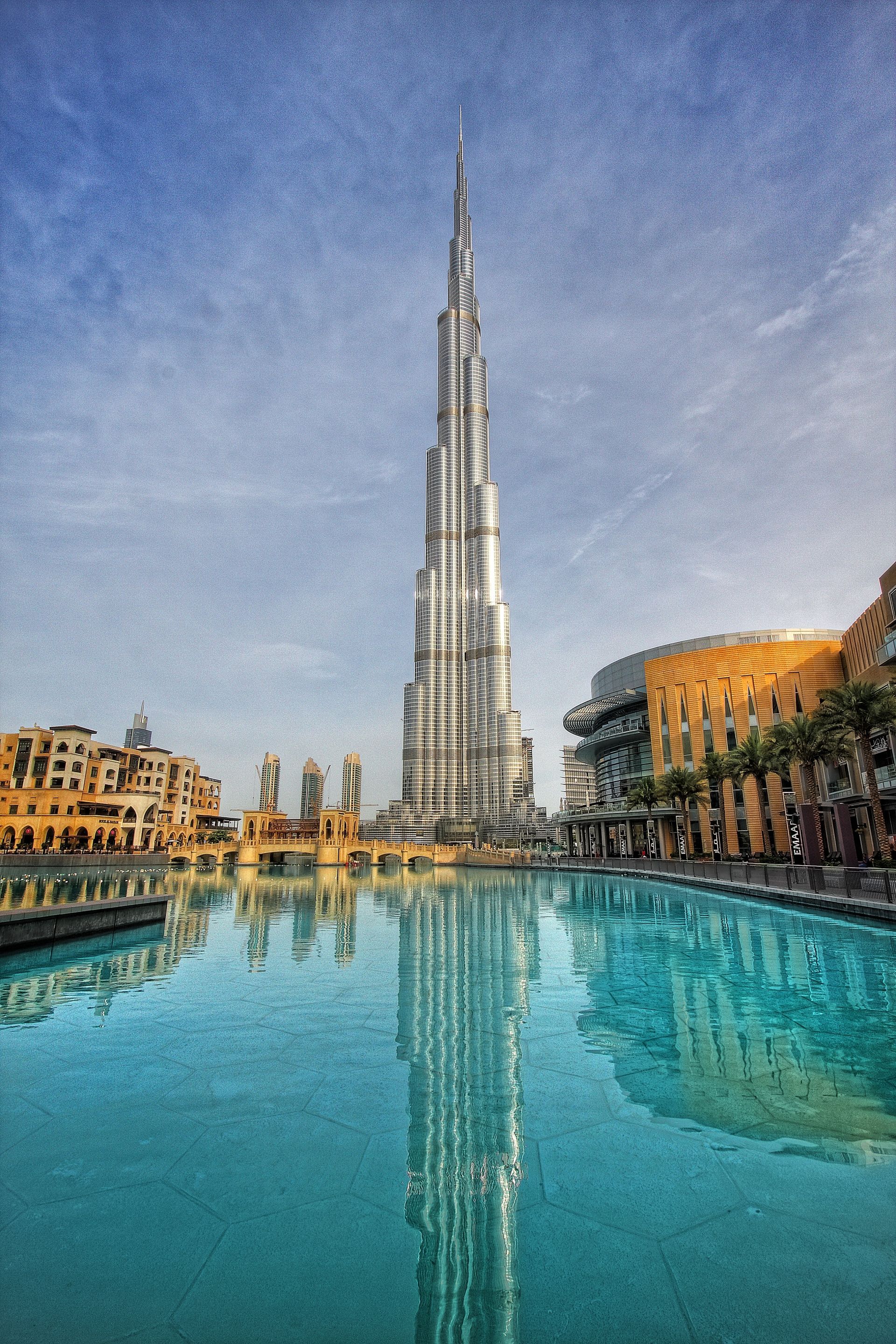 O edifício mais alto do mundo se reflete na água.
