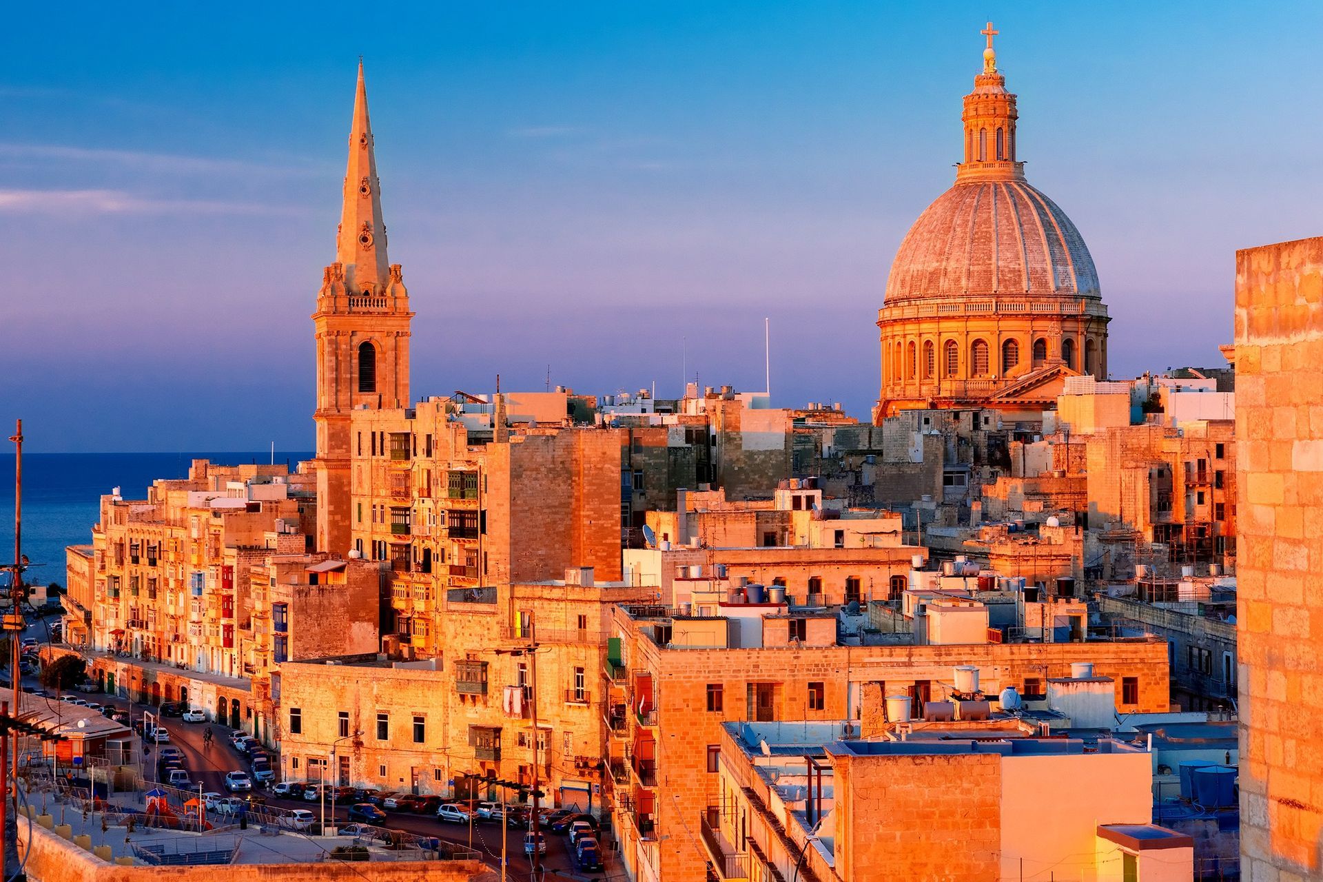 Uma vista aérea de uma cidade com uma cúpula no meio.