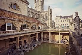 Um grupo de pessoas atravessa uma ponte na floresta.