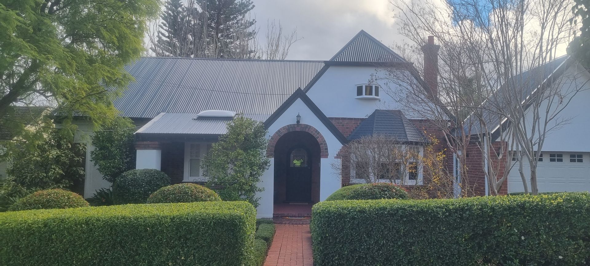 SARG Metal Roof - Image of a home with a new, stylish Colorbond Metal by SARG
