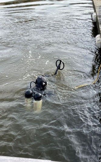 Iemand zwemt in een watermassa.