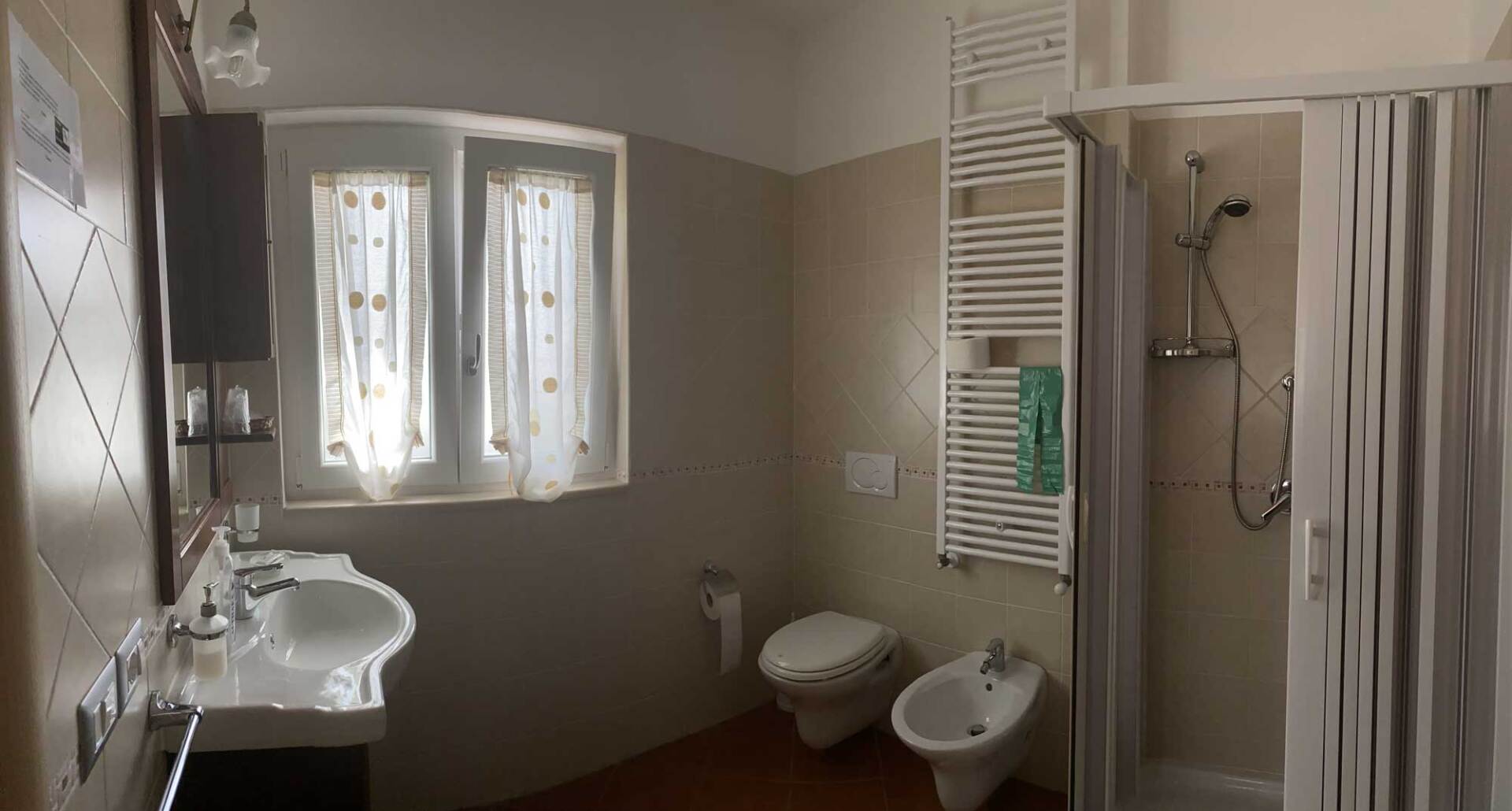 camera quadrupla con bagno