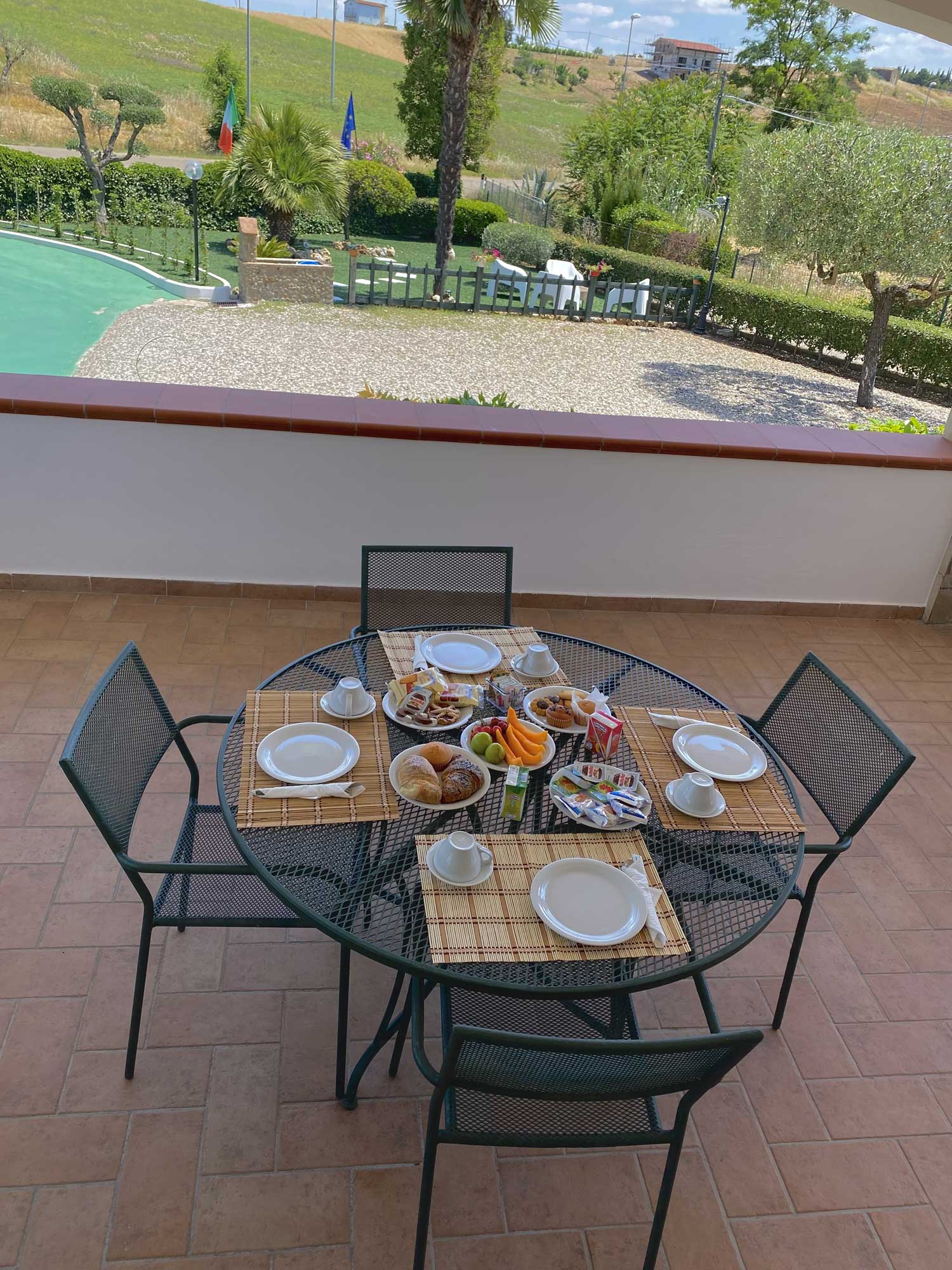 colazione all'esterno del B&B