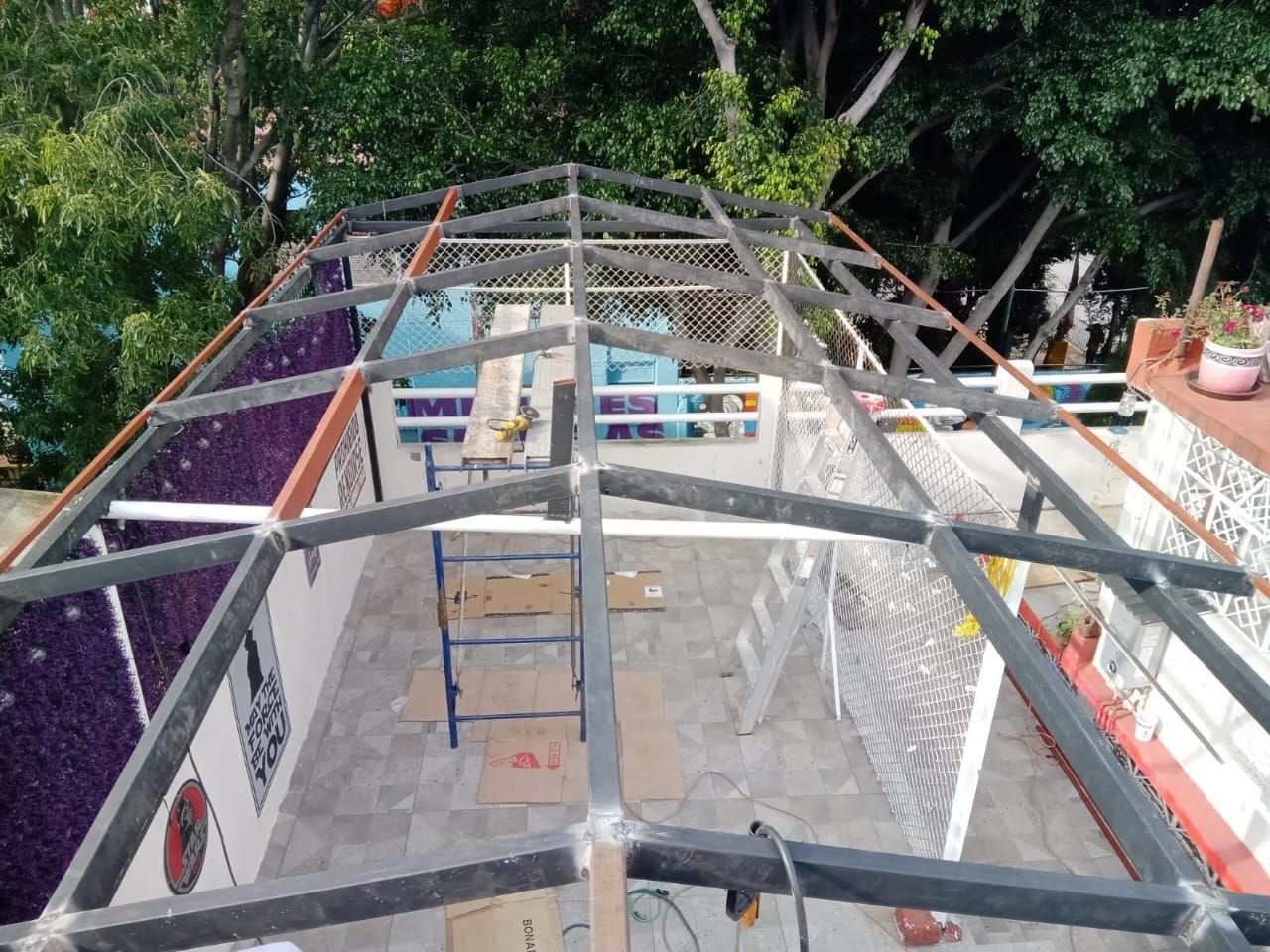 Se está construyendo una estructura metálica encima de un edificio.