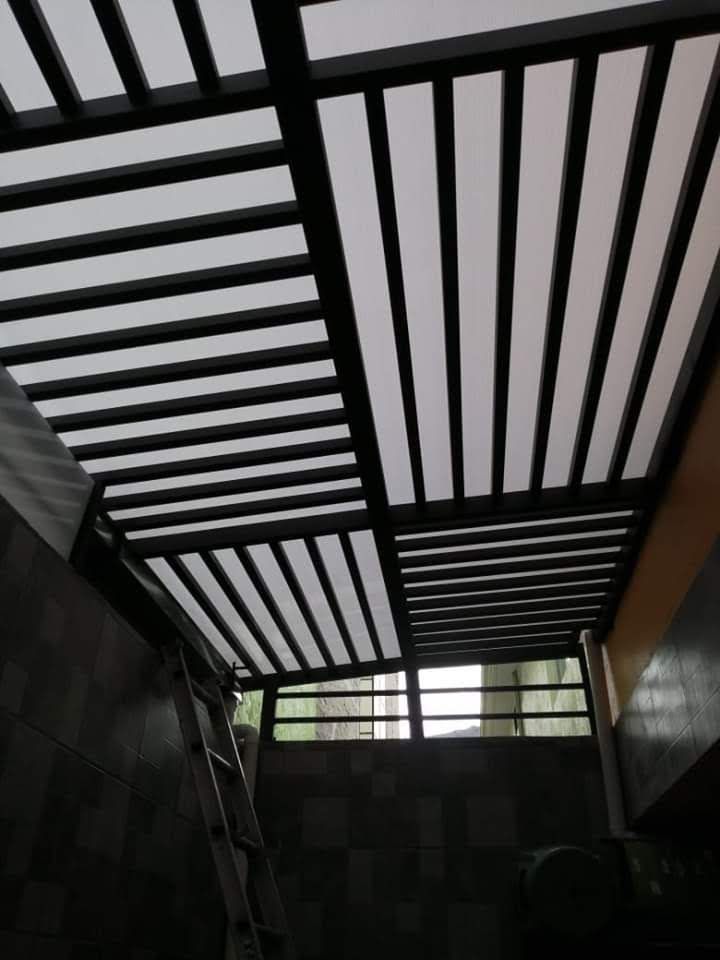 Una escalera cuelga del techo de un edificio.