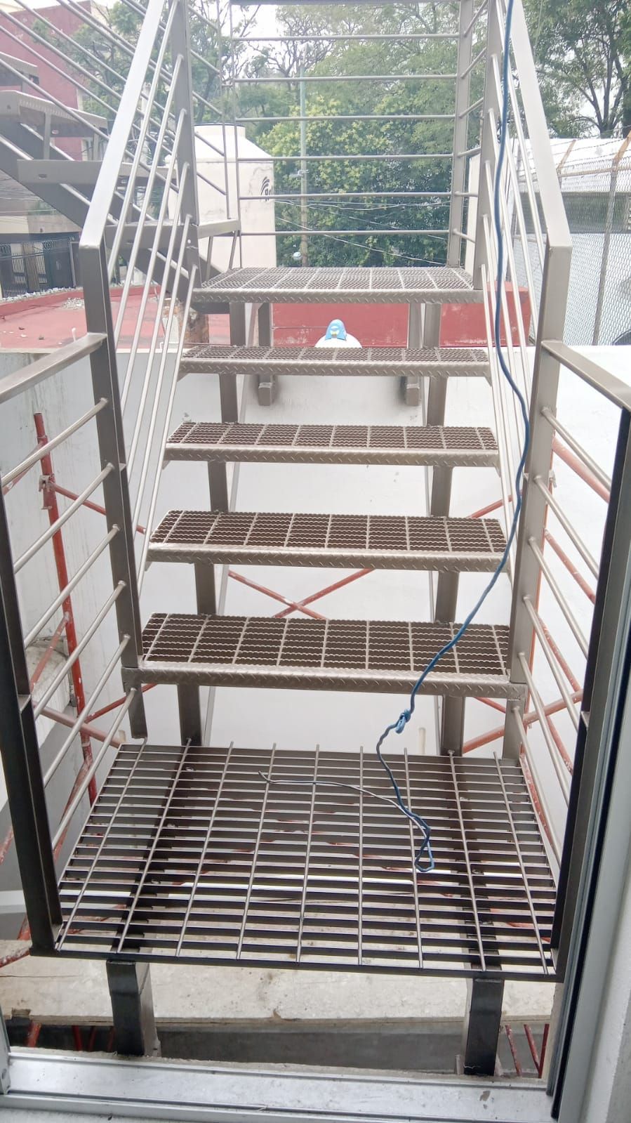 Un conjunto de escaleras de metal que conducen a un edificio.