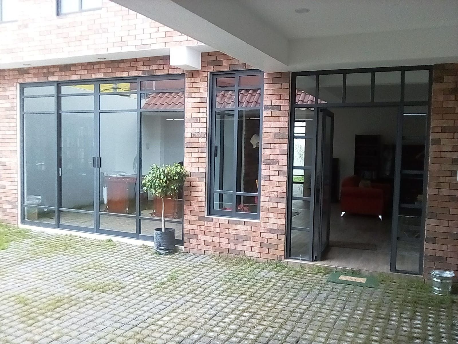 Un edificio de ladrillo con muchas ventanas y puertas.