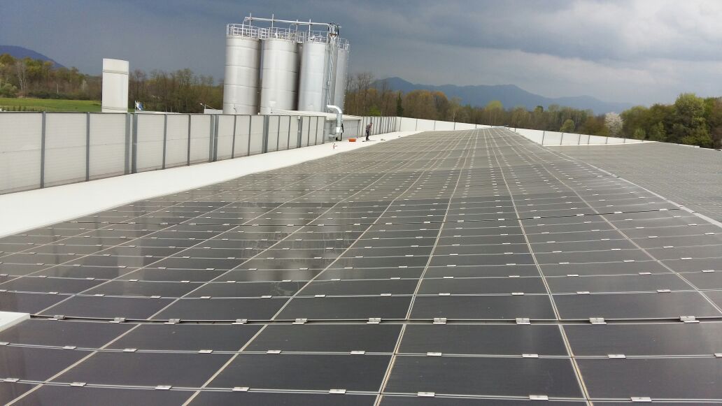 una piattaforma con un braccio meccanico vicino a un condominio