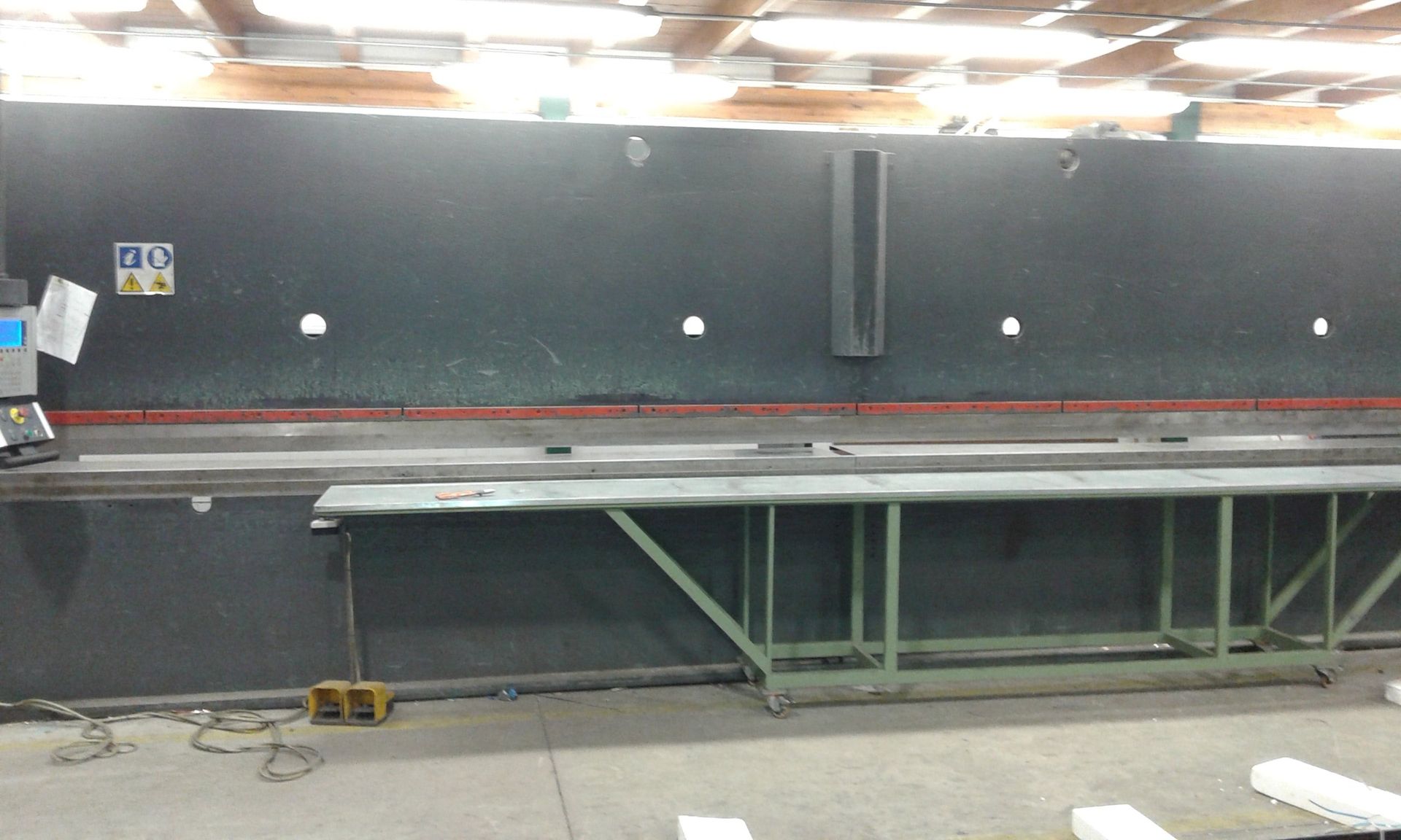 Una stanza vuota con un cartello che dice 