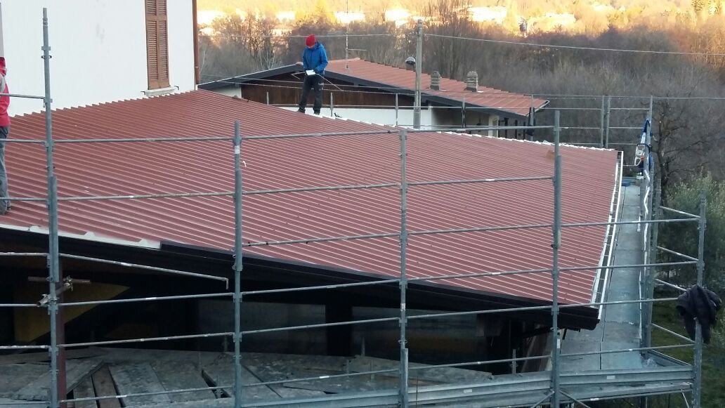 Un uomo è in piedi sul tetto di un edificio