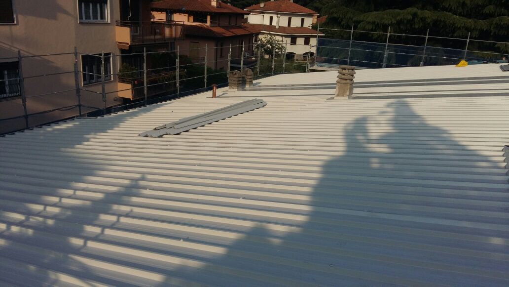 L'ombra di una persona è proiettata su un tetto bianco