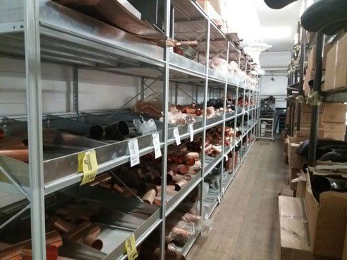 Un magazzino pieno di tubi e scatole