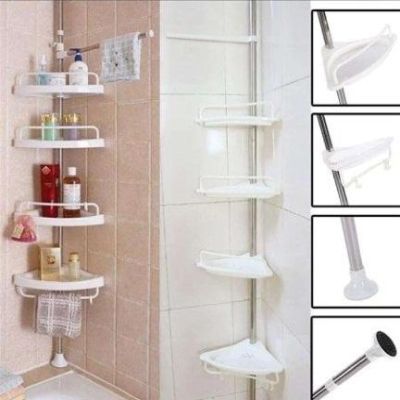 Una mujer envuelta en una toalla está parada en un baño.