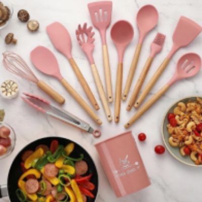 Un conjunto de utensilios de cocina con mangos de madera.