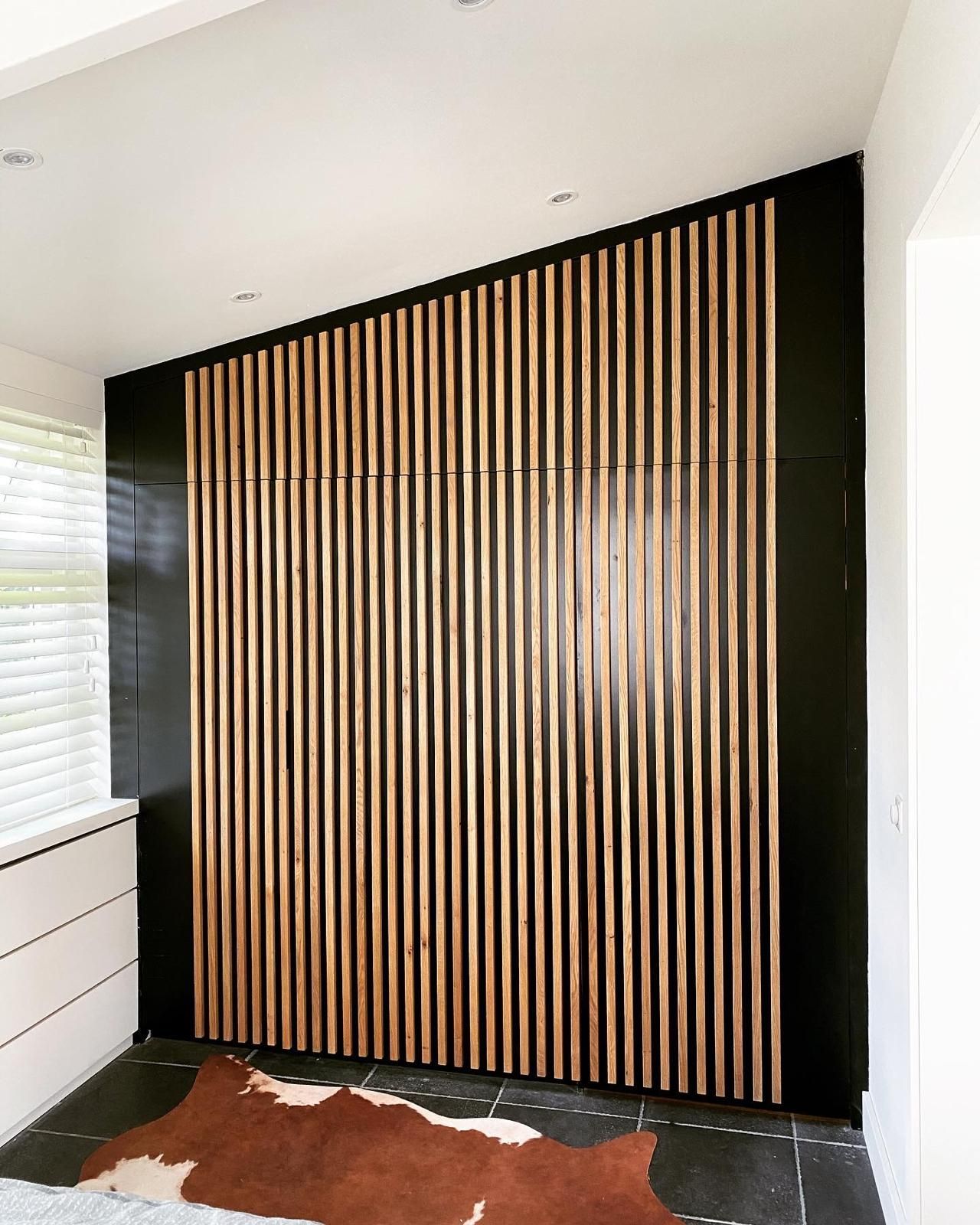 Een slaapkamerkast met een houten panelenwand