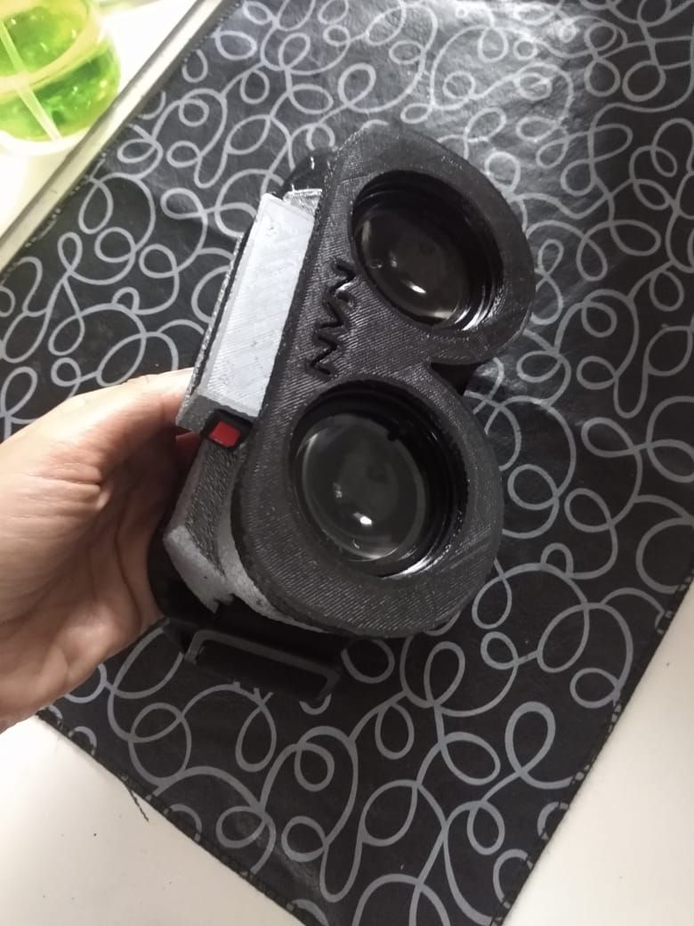 Una persona sostiene un par de altavoces en su mano.