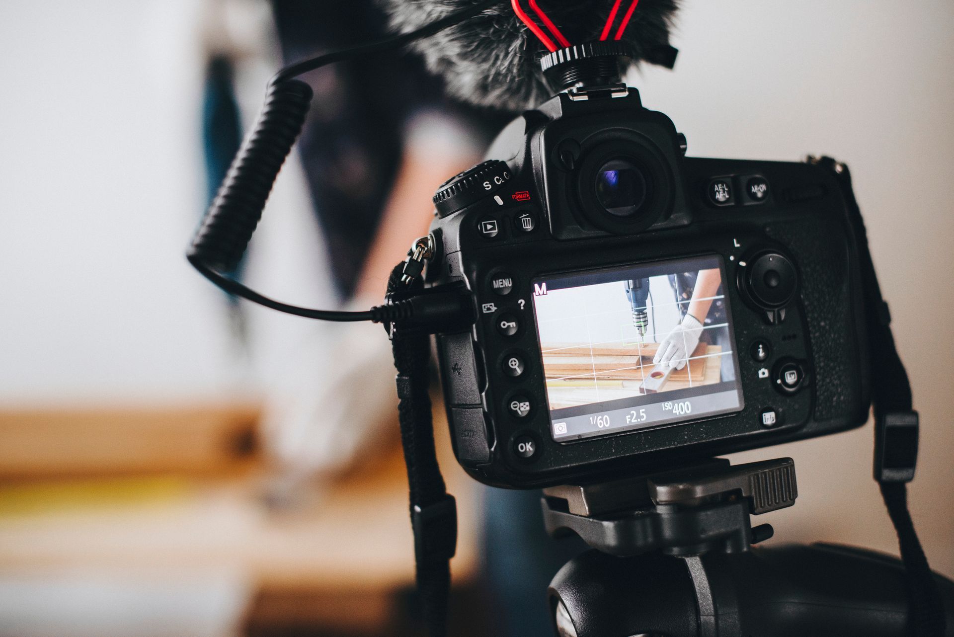 Telecamera nera con microfono che registra un video di qualcuno che lavora.