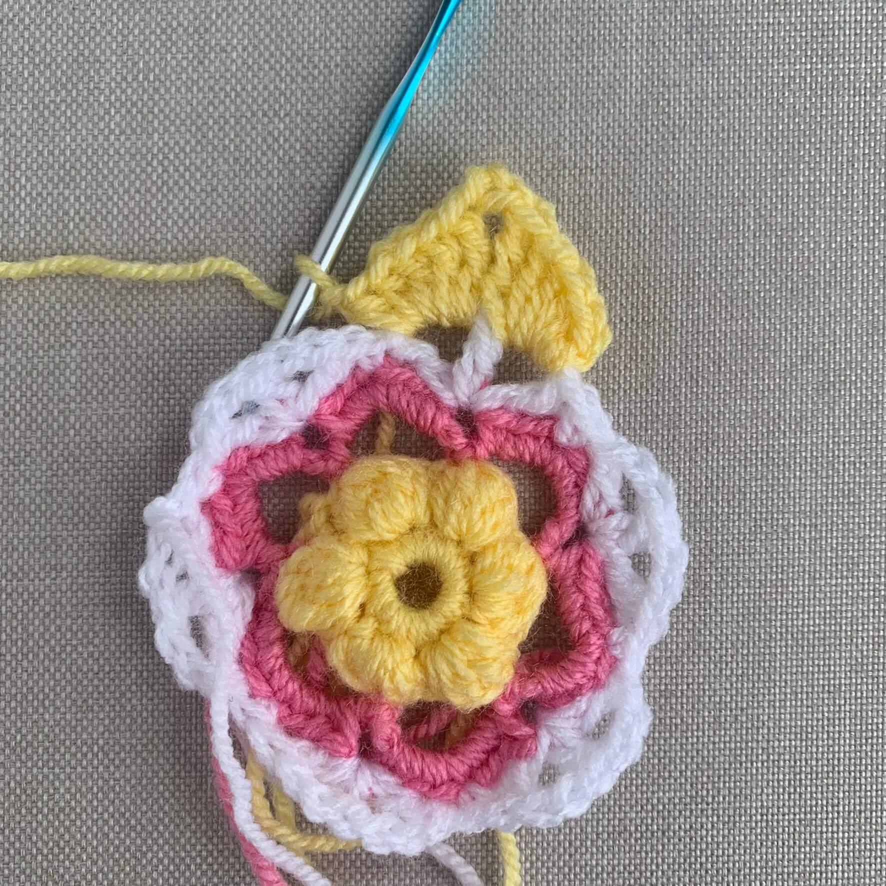 How do you crochet a 3D Flower Granny Square With Pattern