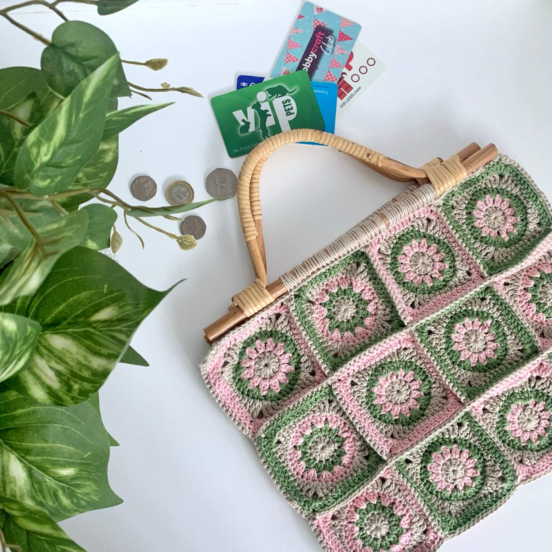 Crochet a granny Granny Square Bag with this pattern