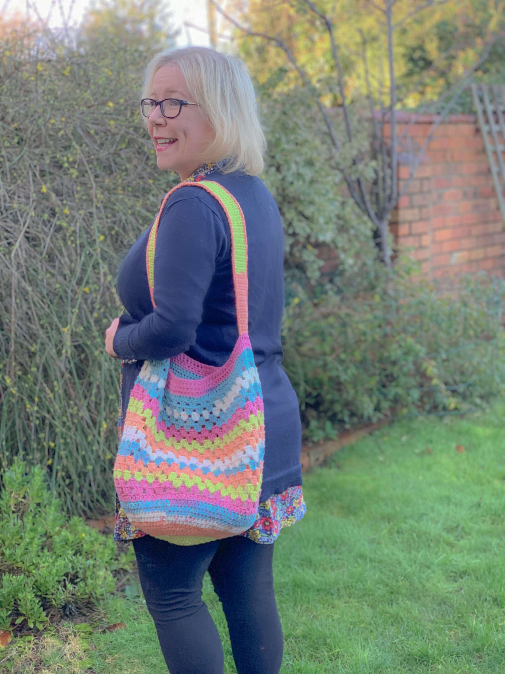 Free Crochet Shopping Bag Pattern using granny stitch