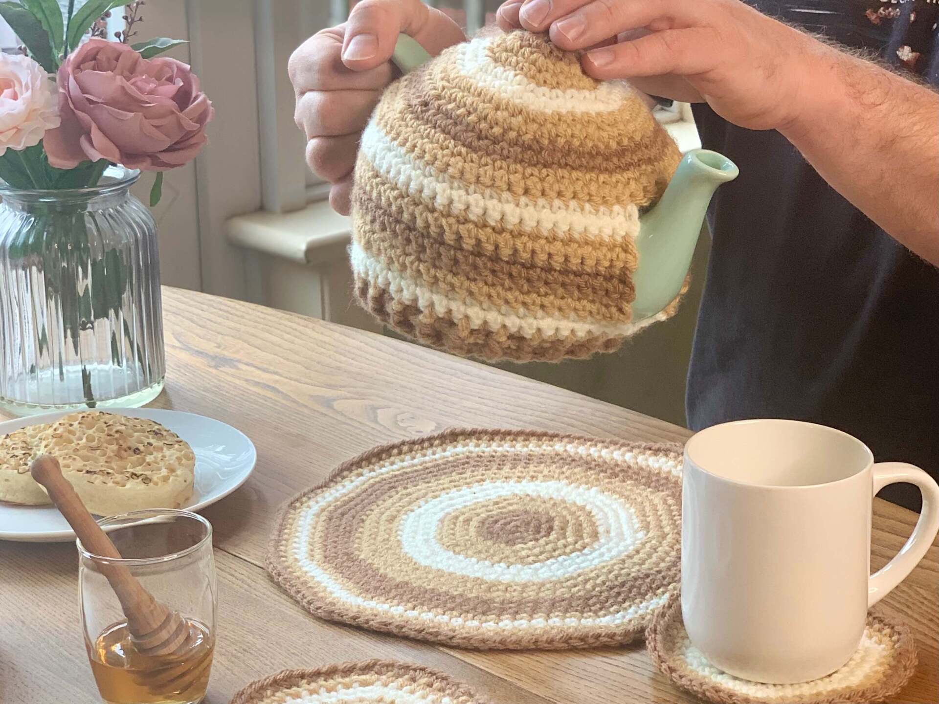 Easy crochet teapot cosy