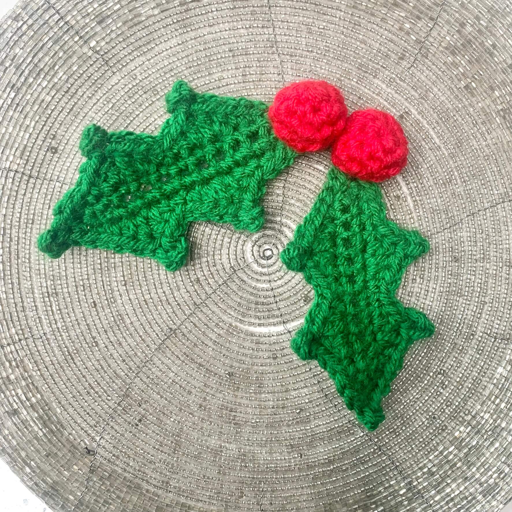 How to Crochet Holly leaf and Berries with this free pattern