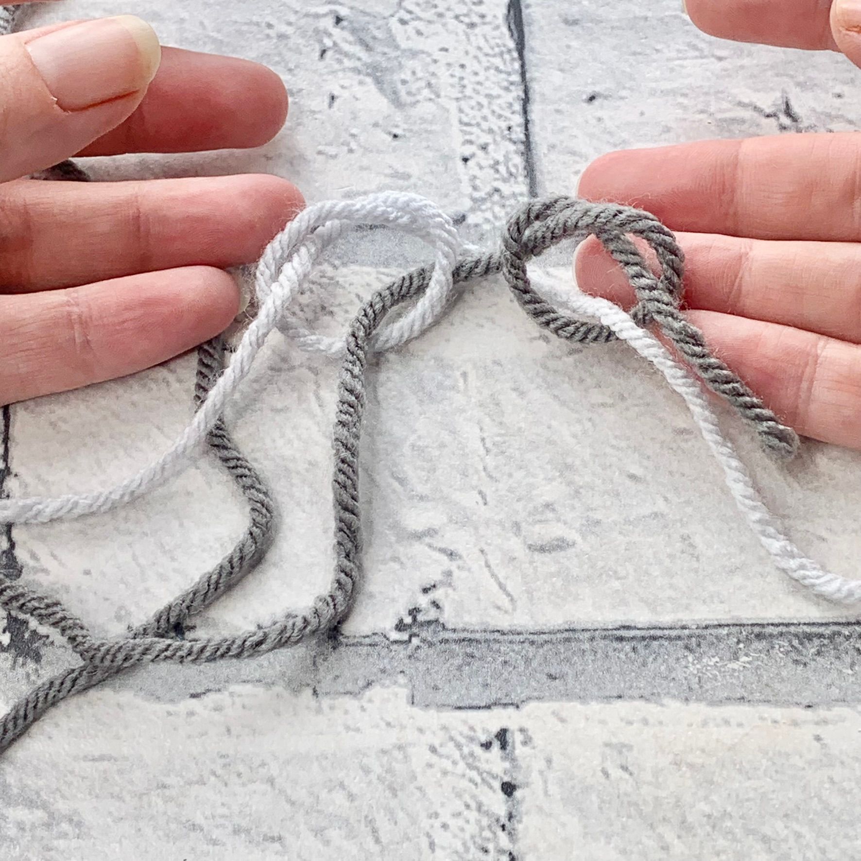 How to join yarn with a magic knot seamlessly 