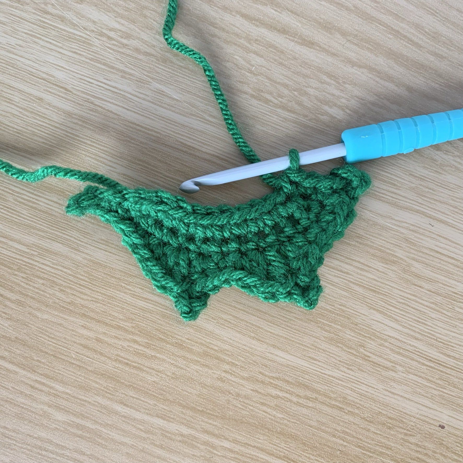 How to crochet a holly leaf