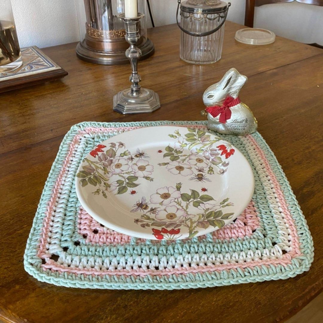 Square Crochet table mat - free pattern