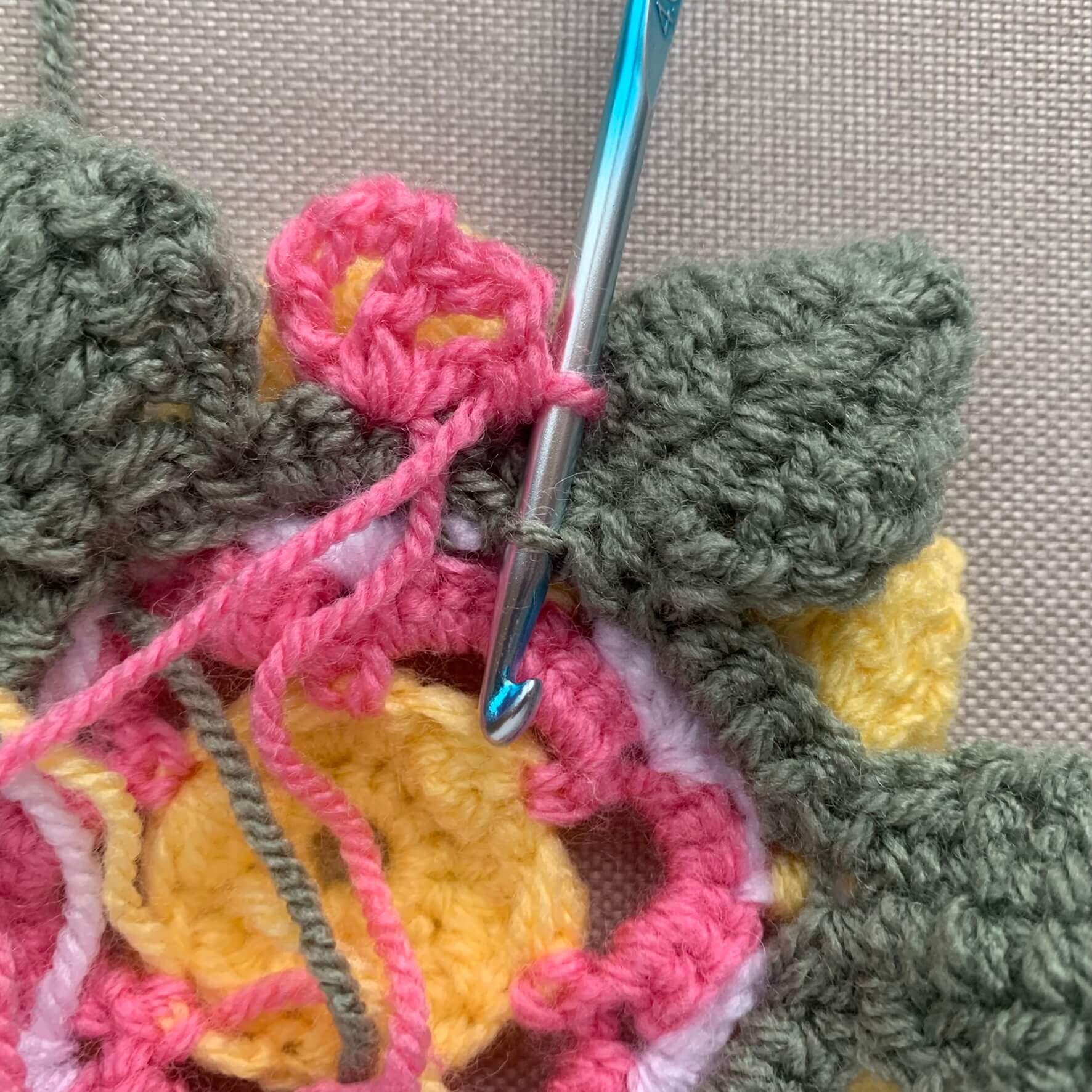 How to crochet a 3d flower granny square
