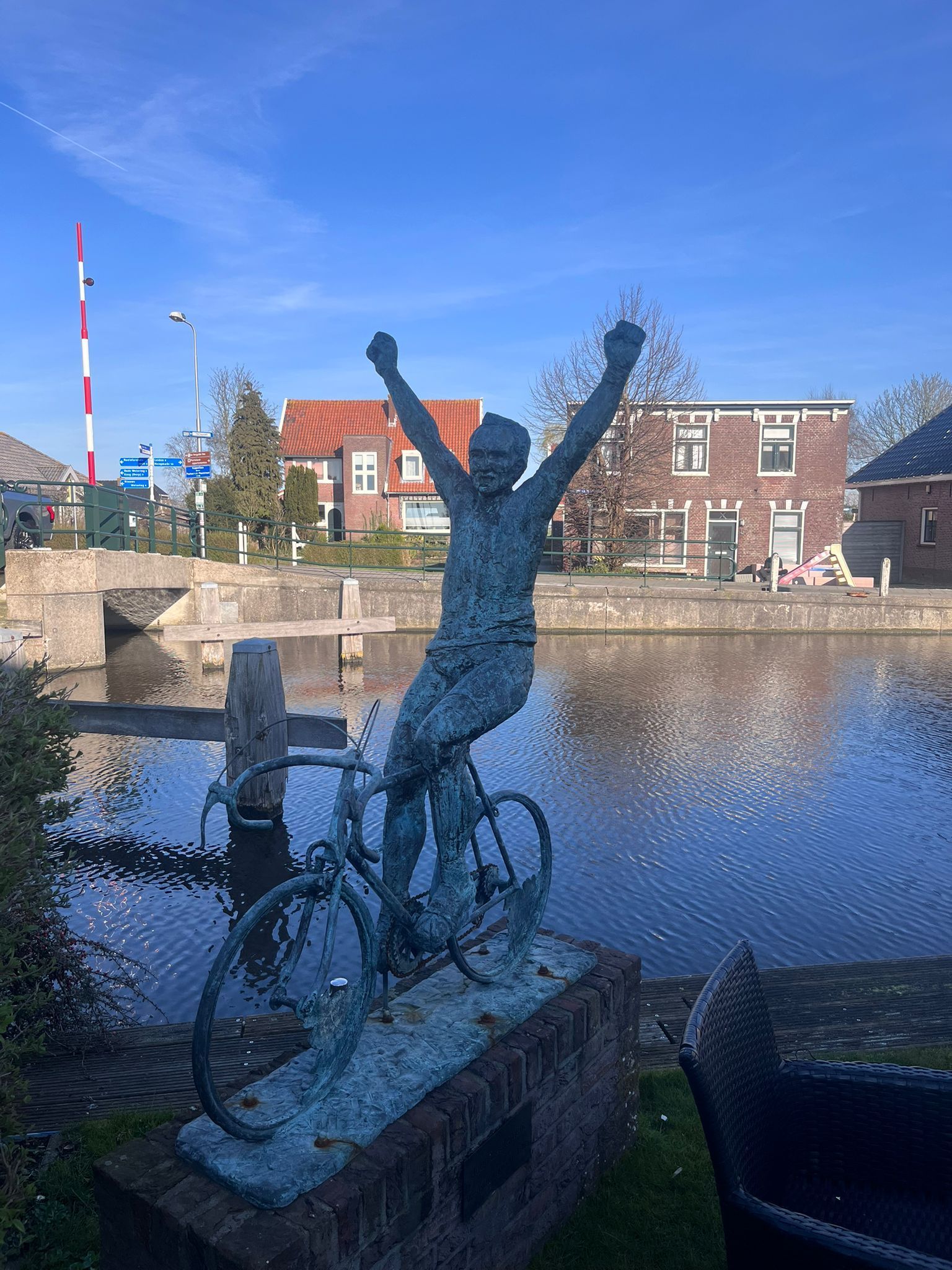 Beeld Joop Zoetemelk op het terras van Paerdeburgh (maart 2026).