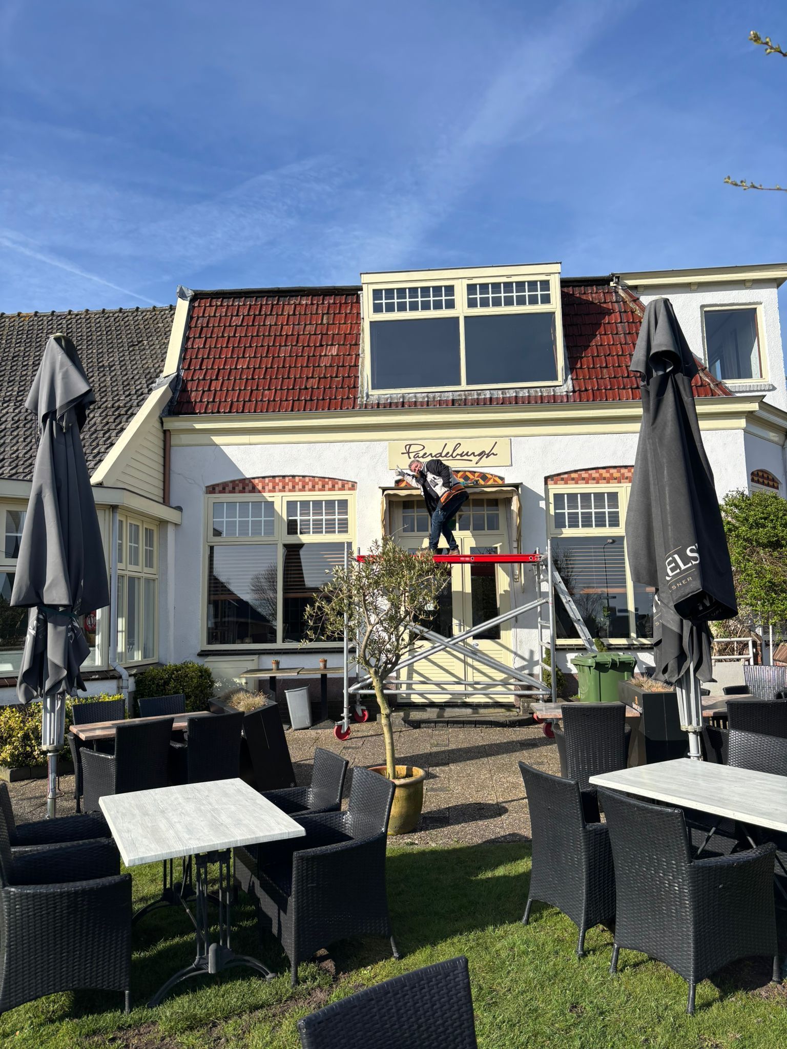 Paerdeburgh gevelbord weer teruggeplaatst.