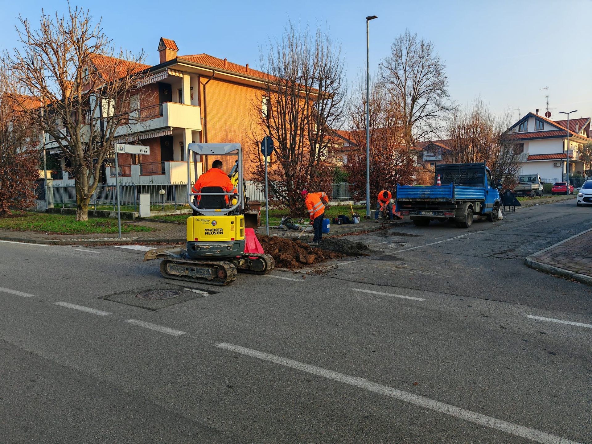 Due operai edili sono in piedi davanti a un edificio in costruzione.