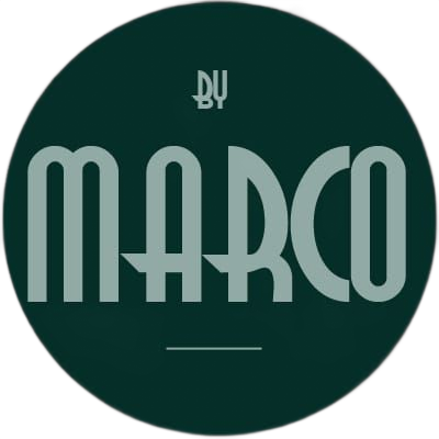 Vrouw in een uitgebreide zwarte jurk, met make-up en kapsel, omlijst door een sierlijke zwarte achtergrond.