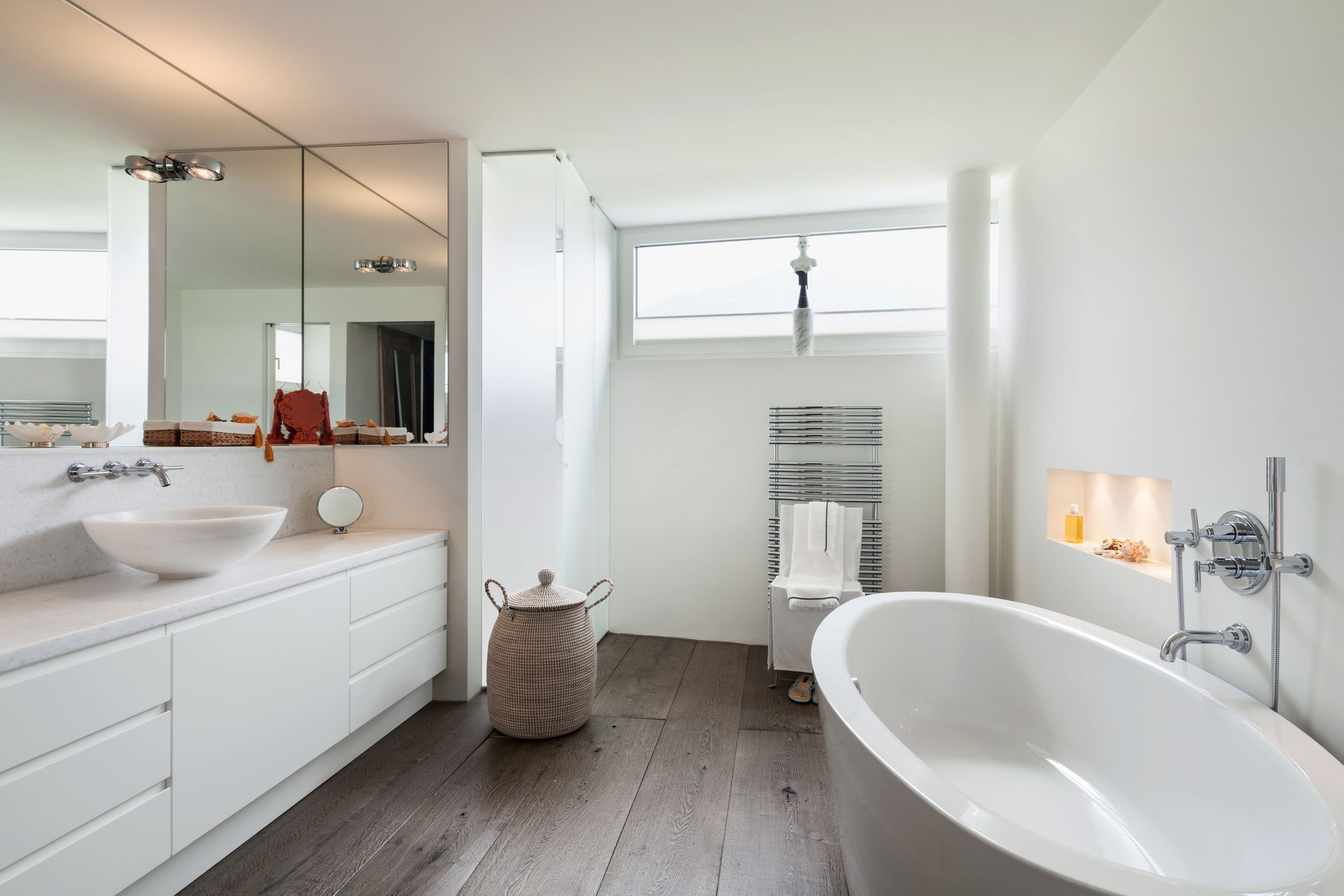 Une salle de bain avec baignoire, lavabo et miroir.