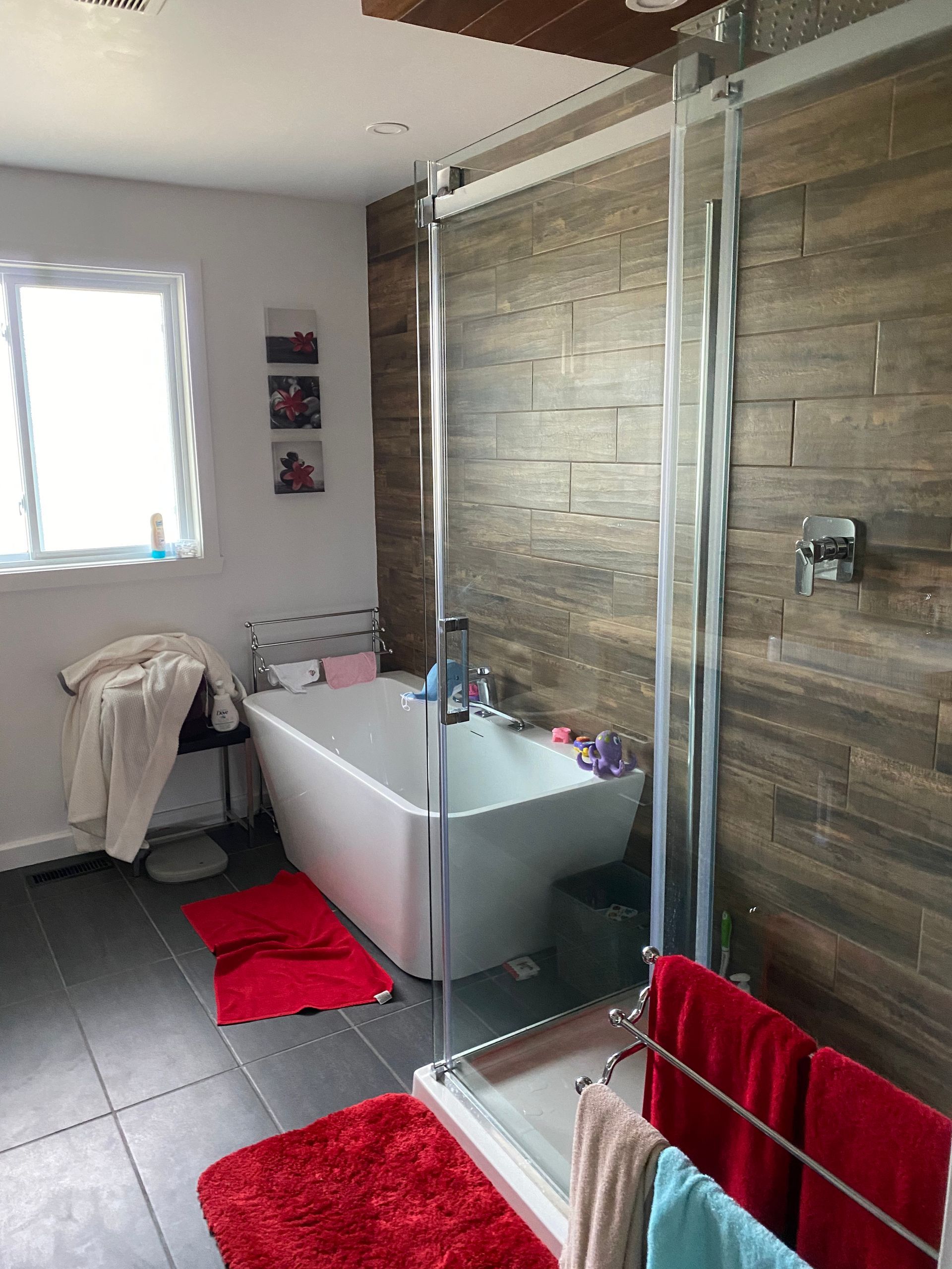 Une salle de bain avec baignoire et cabine de douche.
