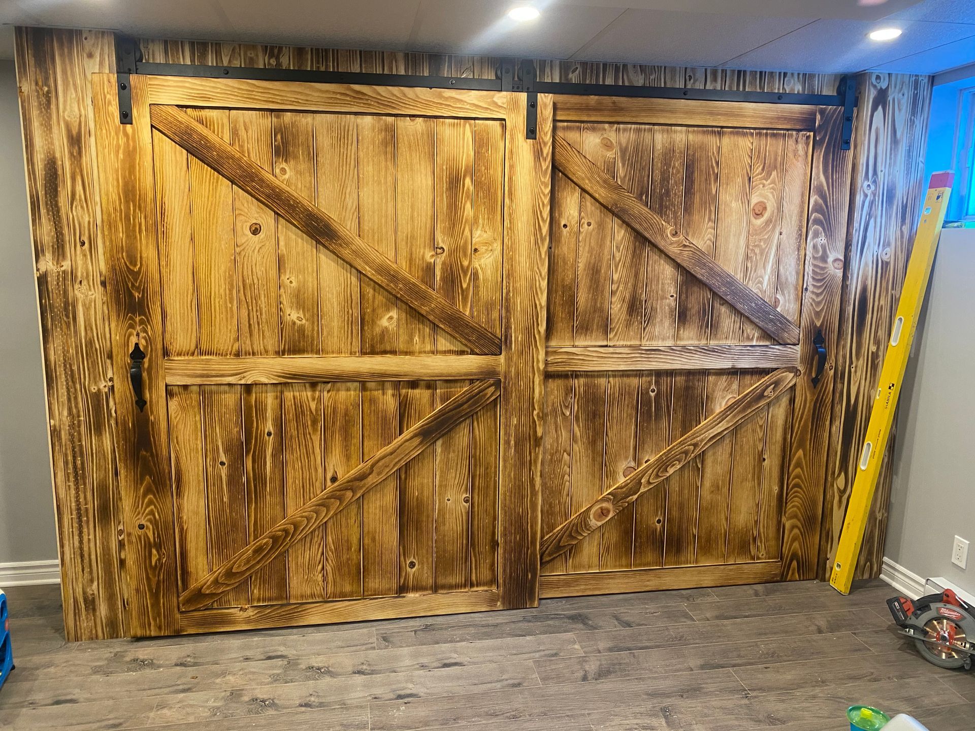 Une paire de portes de grange coulissantes en bois dans une pièce.