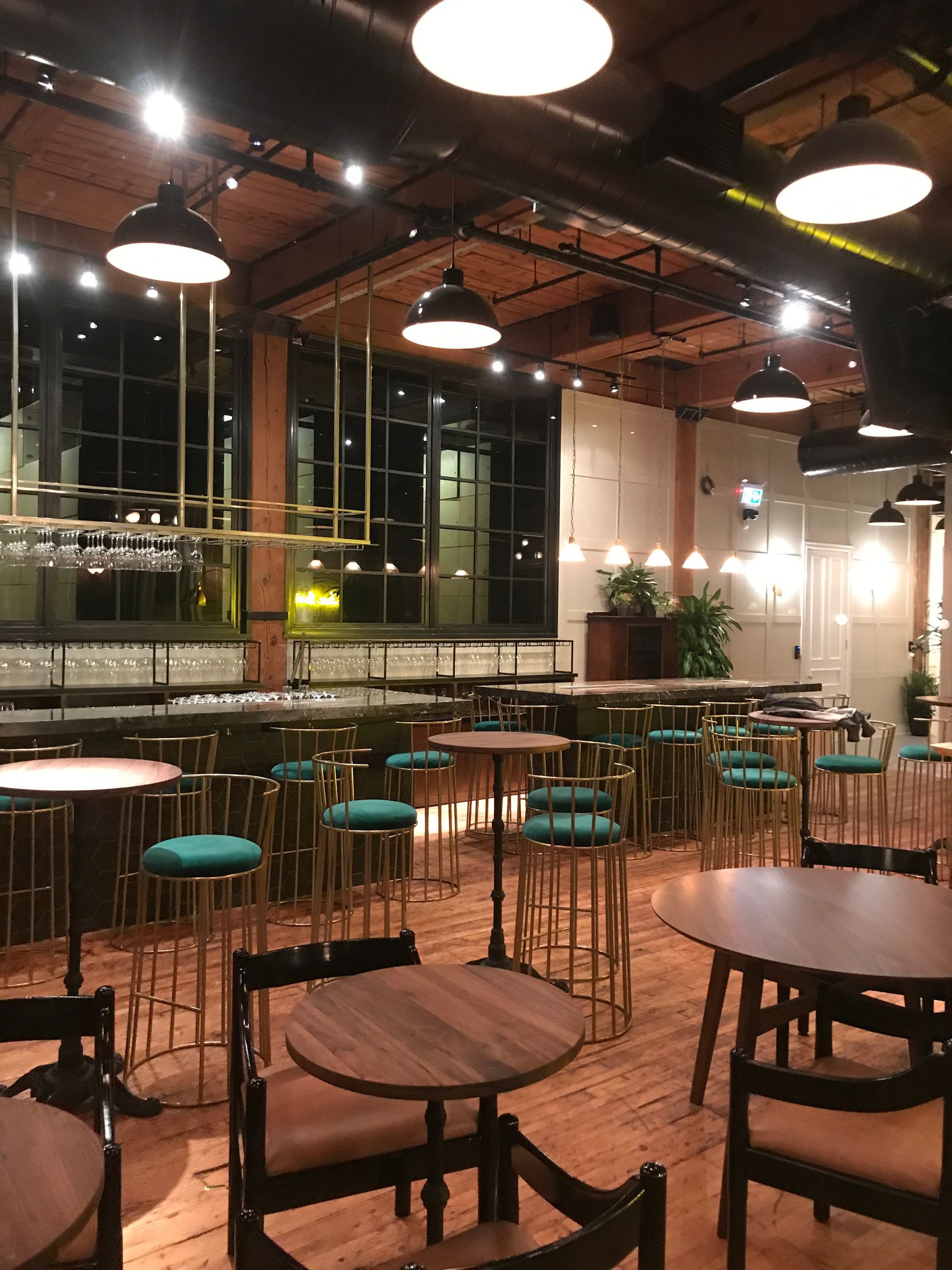 Un restaurant avec beaucoup de tables et de chaises