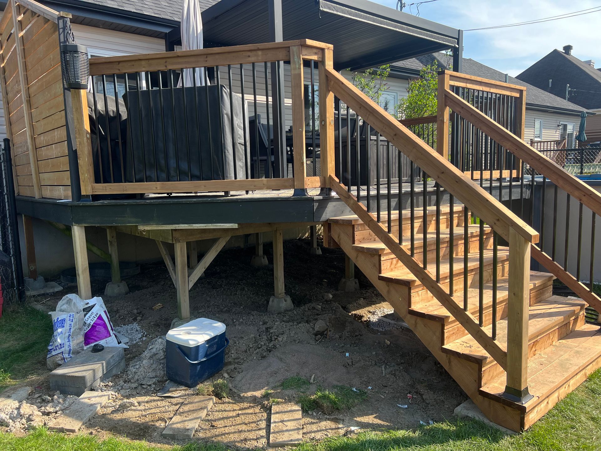 Une terrasse en bois avec des escaliers qui y mènent.