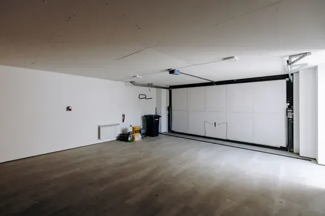 Un garage vide avec une grande porte de garage