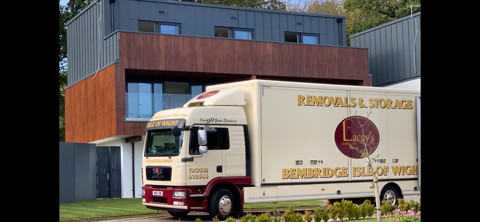 A Laceys removals Isle of Wight Removals Lorry outside an Isle of Wight Removal 