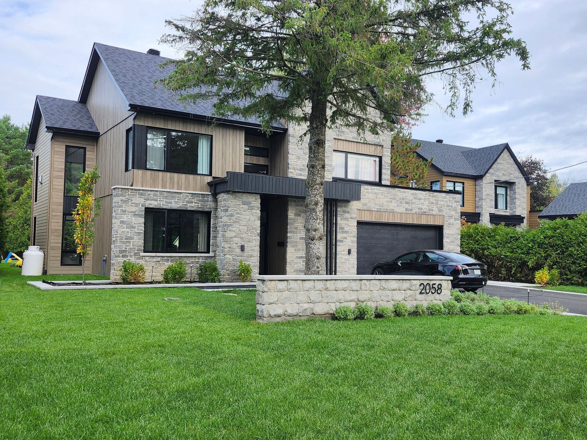 Une personne dessine sur une feuille de papier avec un crayon.