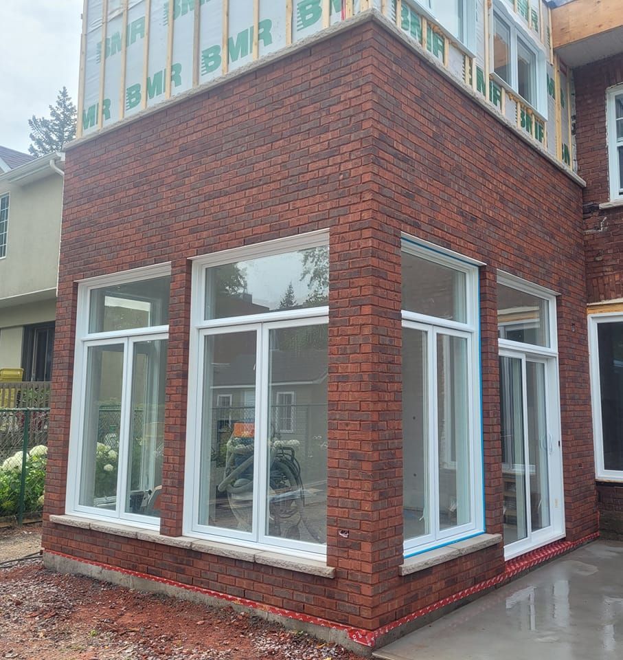 Un bâtiment en briques avec beaucoup de fenêtres