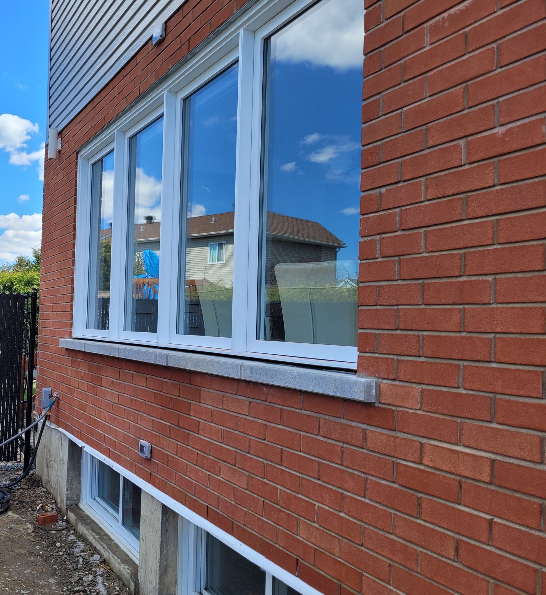 Une cuisine avec un comptoir en granit noir et une table à manger.