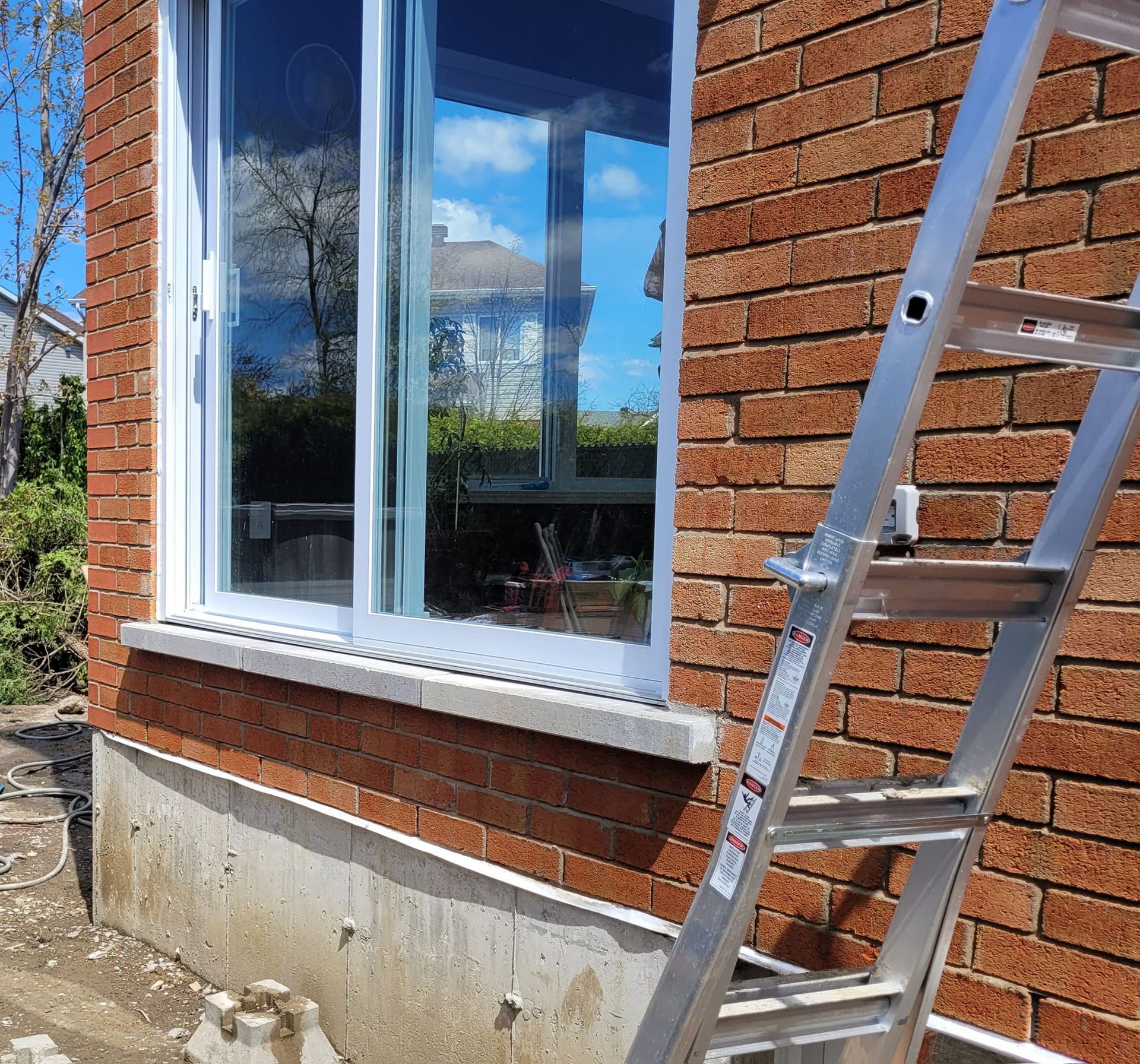 Un dessin d'une cuisine avec des armoires et des tabourets blancs