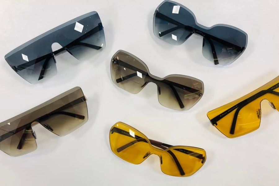 occhiali da sole in negozio