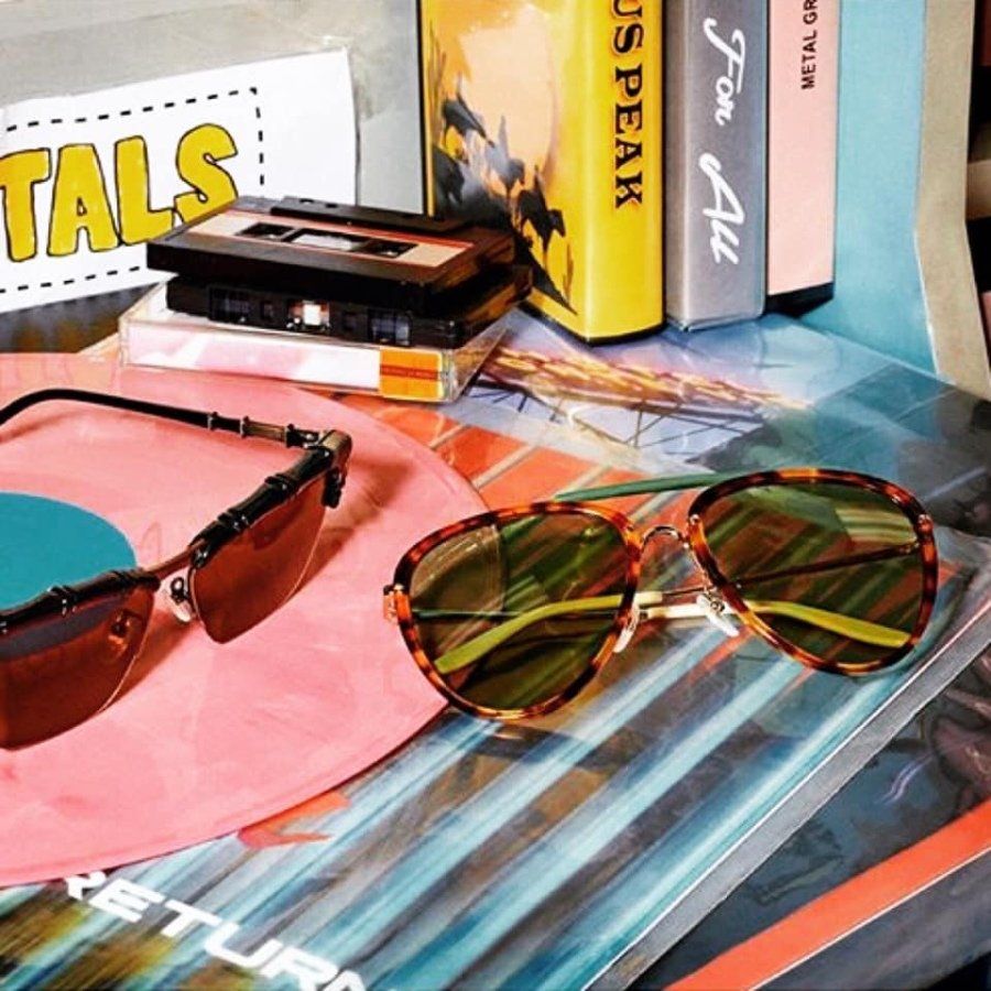 esposizione di occhiali da sole