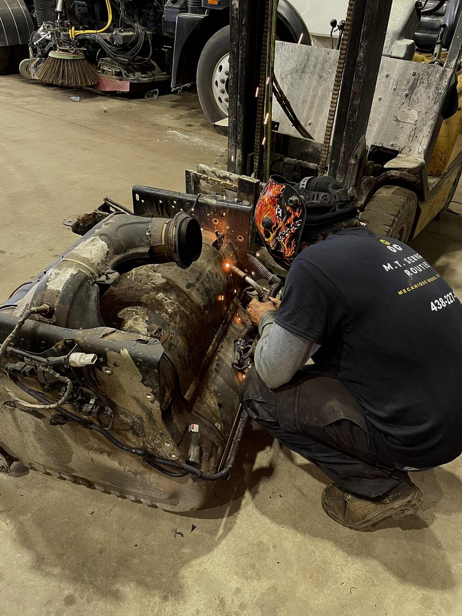 Un mécanicien utilise une clé pour réparer une machine. Gros plan sur des mains travaillant sur un moteur de couleur or.