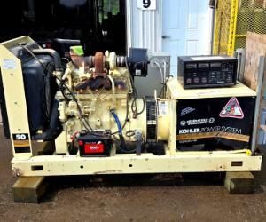 Groupe électrogène Kohler jaune sur blocs, avec moteur et panneau de commande.